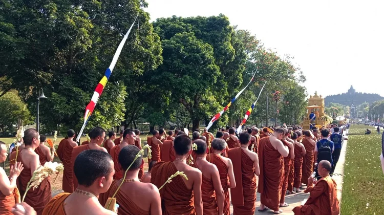 Puncak Perayaan Asadha, 12 Ribu Umat Buddha Semarakkan Kirab Puja Yatra Borobudur
