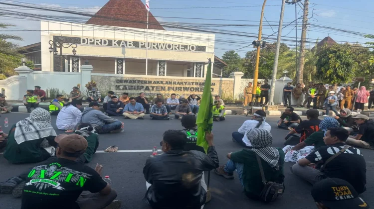 Desak Pansus, Massa Aliansi Purworejo Kepung DPRD: Jangan Lindungi Koruptor
