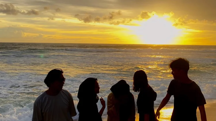 Berburu Sunset? Pantai Watulawang Bisa Jadi Pilihan
