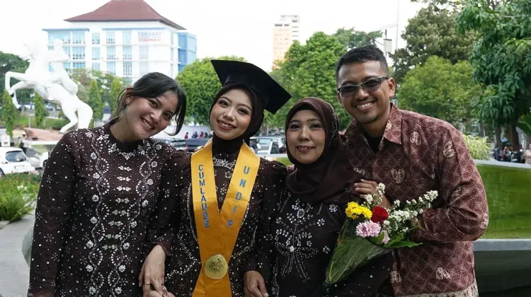Anak Penjual Tenongan Penerima Beasiswa Raih Sarjana Terapan Logistik Undip