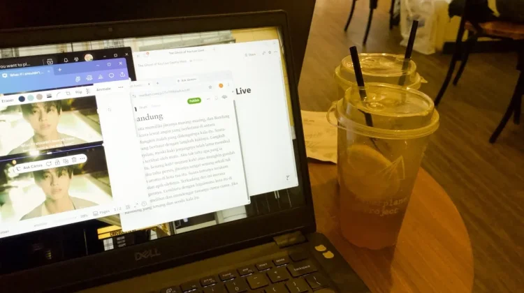 Segelas Minuman Mampu Temani Aktivitas Menulis