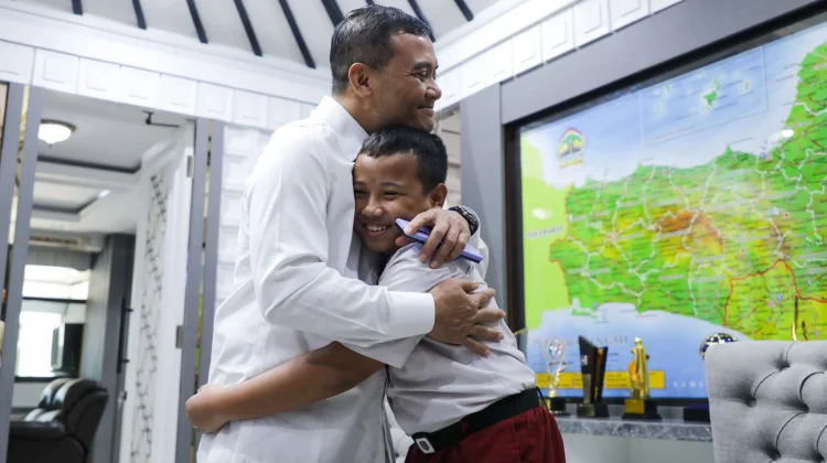 Bocah Boyolali Diakui NASA, Gubernur Ahmad Luthfi Hadiahi Laptop