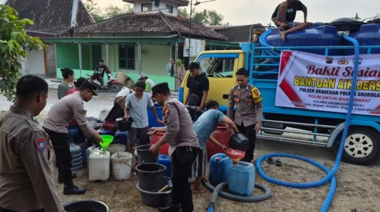 Warga Pakis Grobogan Mulai Rasakan Kekeringan, Polisi Salurkan Bantuan Air Bersih