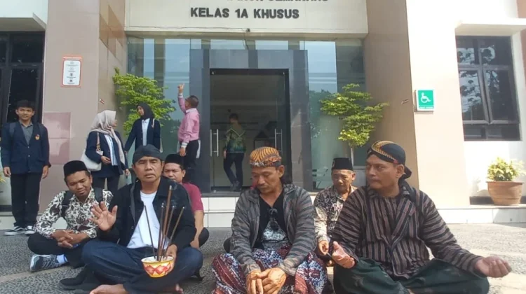 Lima Bupati Tertangkap KPK, Aliansi Rakyat Jateng Ruwatan di Pengadilan Tipikor