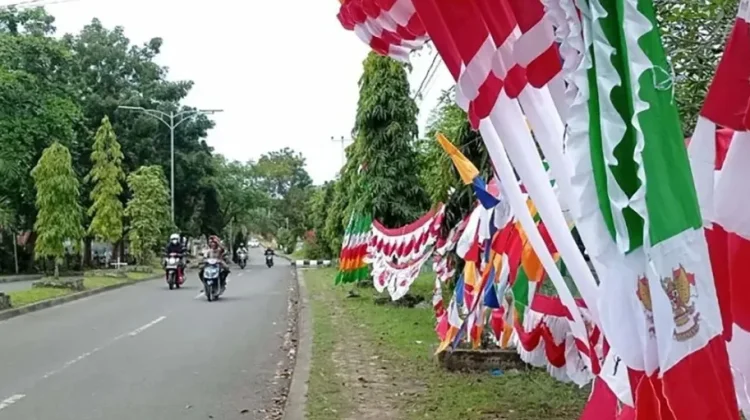 Semarak Pasang Bendera dan Umbul-Umbul Jelang HUT RI, PLN: Hati-hati Kabel Listrik
