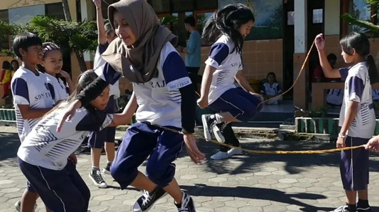 SD Traji 1 Kenalkan Kembali Permainan Tradisional Anak-anak