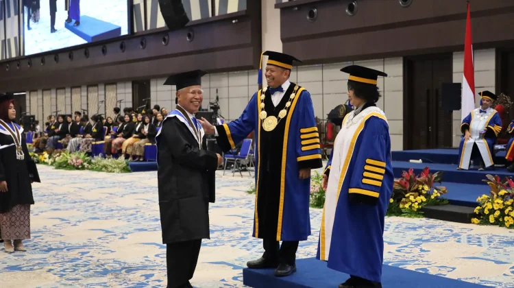 Usia 73 Tahun, JLM Siahaan Resmi Sandang Gelar Doktor Undip