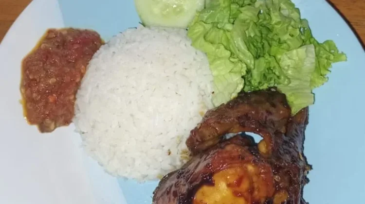 Lalapan Selada dan Timun, Pelengkap yang Menyempurnakan Nikmatnya Ayam Bakar