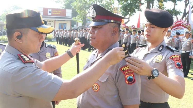 Pimpin Upacara Kenaikan Pangkat Anggotanya, Ini Pesan Kapolres Kudus