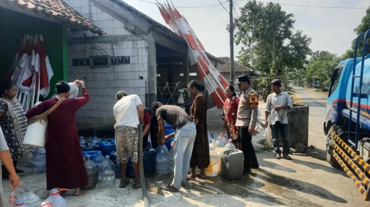 Musim Kemarau, Polsek Klambu Bantu Warga Kandangrejo Atasi Krisis Air Bersih