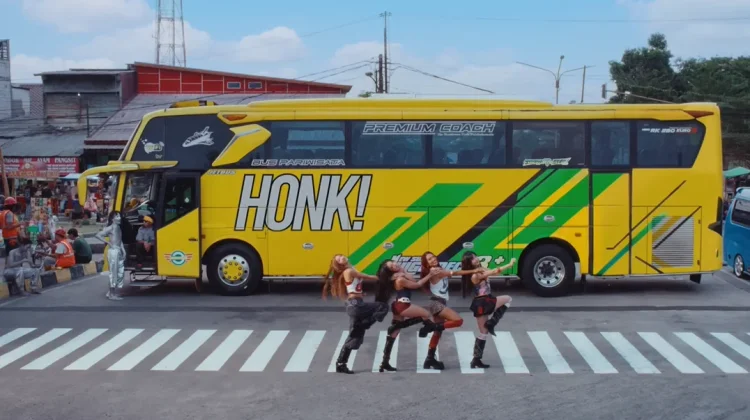no na Sulap Terminal Jadi Panggung Dance Practice "honk!"