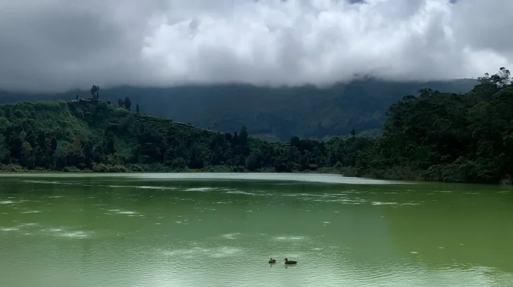 Keindahan Telaga Warna Dieng