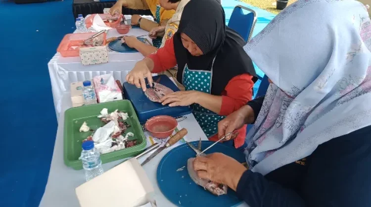 Pelatihan Cabut Duri Ikan Bandeng Warnai Pekan Kreasi di Alun-alun Pati