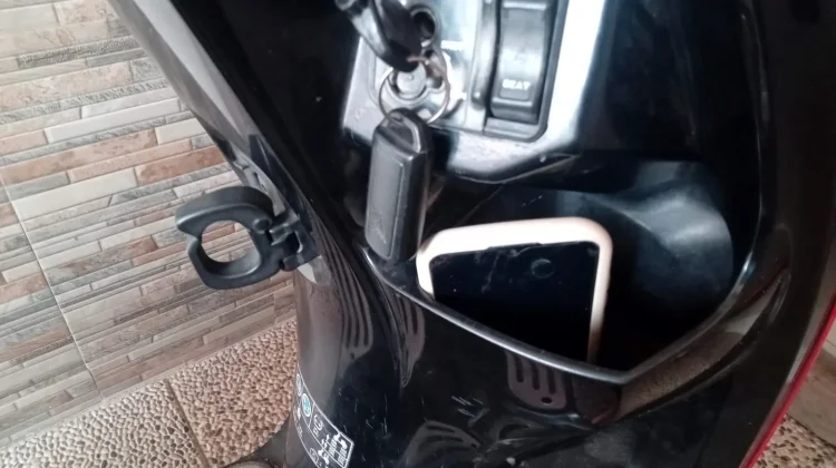 Risiko Menyimpan HP di Dashboard Motor