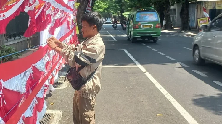 Jelang HUT RI, Pedagang Umbul – Umbul Asal Garut Ramaikan Jalanan Kudus
