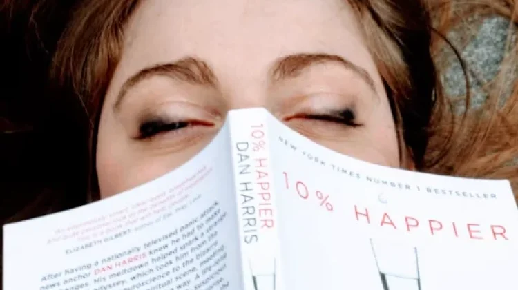 Book Sniffer, Tren Unik Kebiasaan mencium Aroma Buku