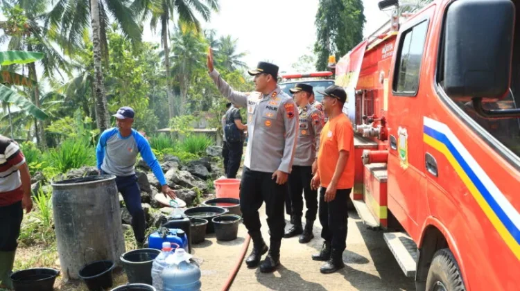 Kekeringan, Polres Wonosobo Salurkan 10.000 Liter Air Bersih untuk Warga Sumberejo