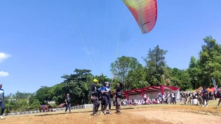 Atlet Paralayang dari Swiss dan India Ikut Kejuaraan Paralayang Bupati Kendal Cup