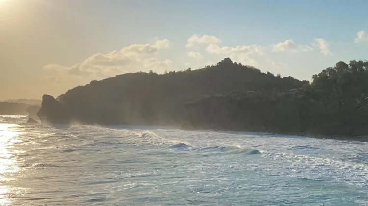 Pesona Pantai Midodaren dengan Ombak Besar