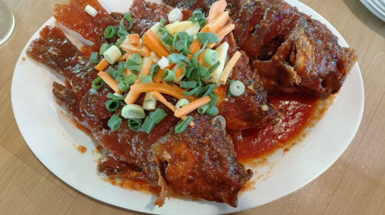 Sensasi Kelezatan Ikan Kerapu Merah Asam Manis yang Menggoyang Lidah