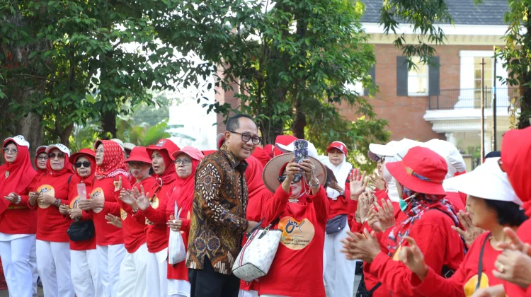 Semarakkan HUT RI, Iswar Aminuddin ke Lansia: "Ojo Nglokro Mung Merga Wes Pensiun"