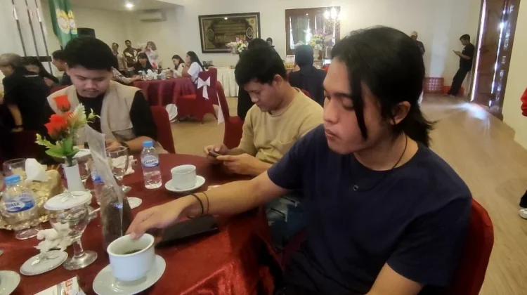 Restu Van Houten dan Trio Macan Nikmati Kopi dan Sate Bumbon Khas Kendal