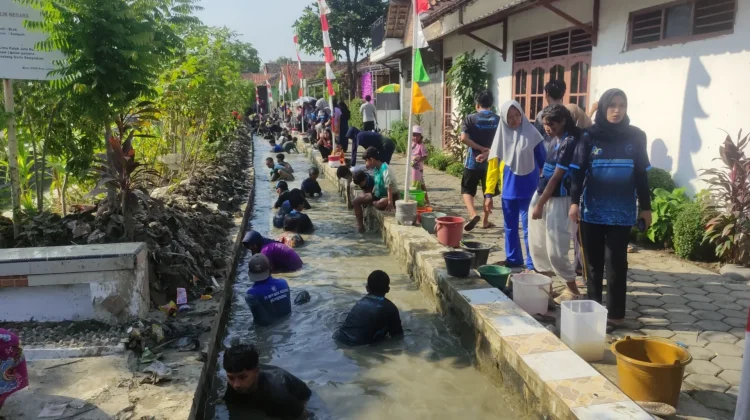 Lomba Gogoh Lele di Sungai Peringati HUT RI, Ingatkan Warga Jaga Kebersihan Sungai