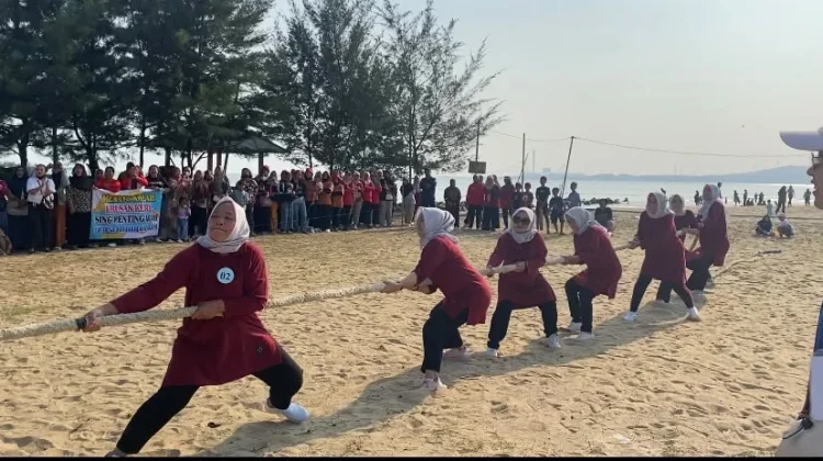 Seru ! Tarik Tambang Emak- emak Meriahkan HUT ke-81 RI di Lasem