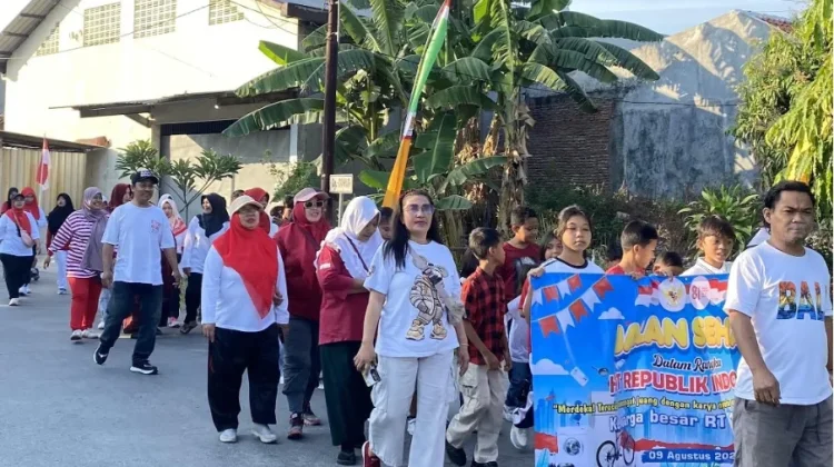 Jalan Sehat Jadi Cara Warga Meriahkan HUT RI