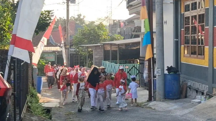 Semarak HUT RI, Beragam Kostum Meriahkan Jalan Sehat Warga Sekaran Semarang