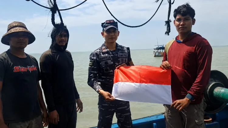 Sambut HUT RI, Pos TNI AL Banyutowo Bagikan Puluhan Bendera Merah Putih ke Nelayan