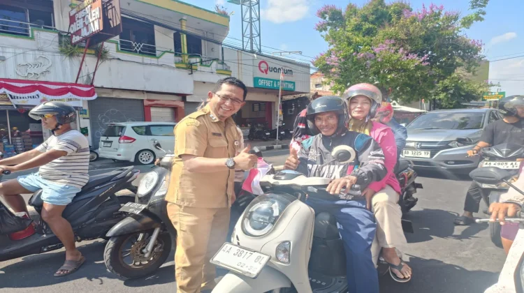 Semangat Merah Putih, Kesbangpol Purworejo Bagikan Ratusan Bendera ke Pengendara