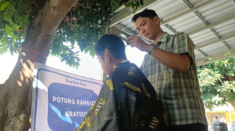 Kembangkan Usaha Barber Keliling, Pemuda di Batang Layani Siswa Difabel