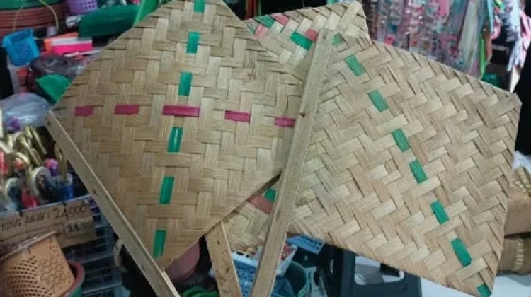 Manfaat Menggunakan Kipas Anyaman Bambu saat Membakar Sate