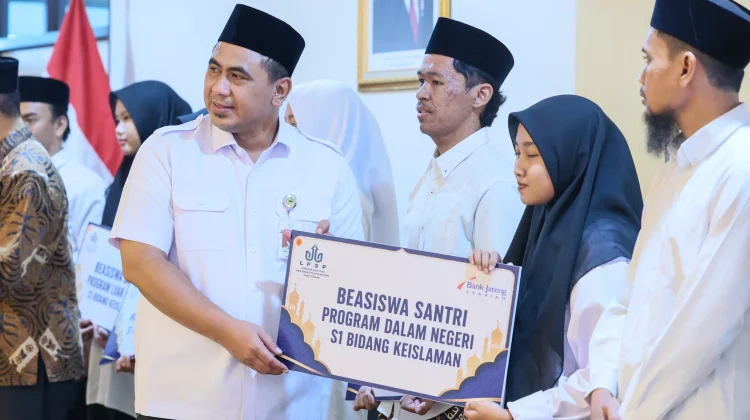 Serahkan Beasiswa, Wagub Jateng Minta Santri Kuasai Teknologi dan Tetap Berakhlak