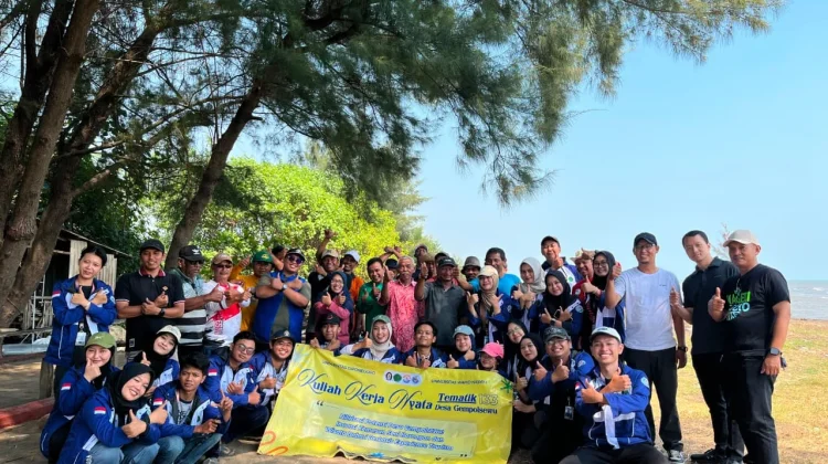 KKN Undip dan Unwahas Gelar Green Action di Pantai Moris Gempolsewu Kendal