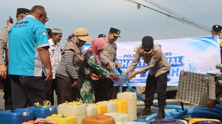 Dua Bulan Krisis Air, Polres Semarang Salurkan 60 Ribu Liter Air Bersih ke Warga