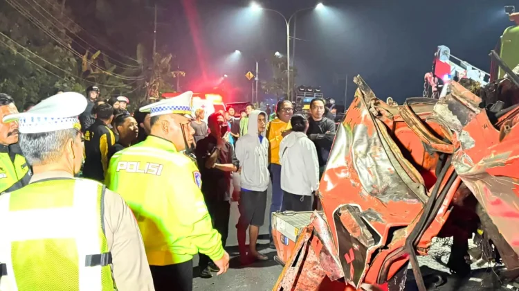 Truk Tronton Rem Blong Tabrak Tiga Motor di JLS Salatiga, Satu Orang Tewas