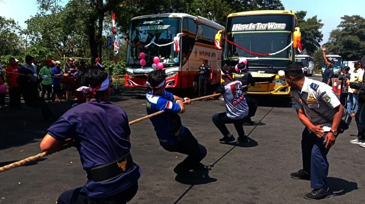 Lomba Tarik Bus 10,8 Ton Meriahkan HUT RI di Terminal Tidar Magelang