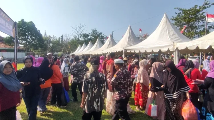 Pasar Murah Penutupan TMMD Wonosari Kendal, Sembako Ludes Diserbu Warga