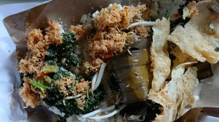 Nikmatnya Sego Jagung Lauk Gudangan dan Peyek Rebon