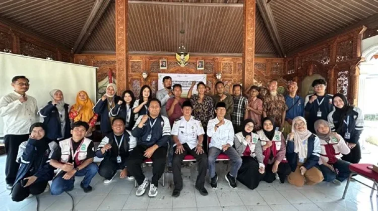 Mahasiswa KKN-R TIM II UNDIP Olah Limbah Jagung Menjadi Silase