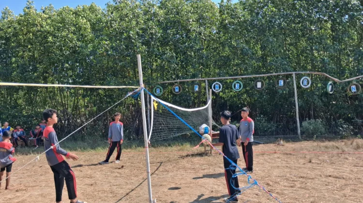 Unik, SMPN 3 Wedung Demak Gelar Lomba HUT RI di Tengah Hutan Mangrove