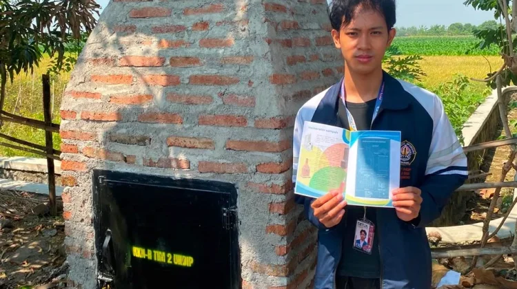 Mahasiswa KKN Undip Serahkan Panduan Rocket Stove, Solusi Tangani Limbah Triplek