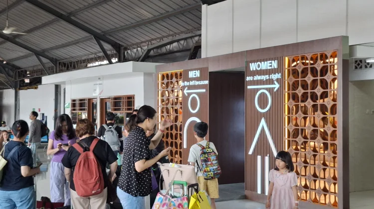 MEN to the Left, WOMEN are Always Right”, Petunjuk Toilet di Stasiun Semarang Tawang