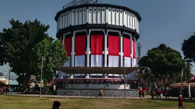 Semarakkan HUT Kemerdekaan RI, Water Toren Magelang Berselimut Merah Putih