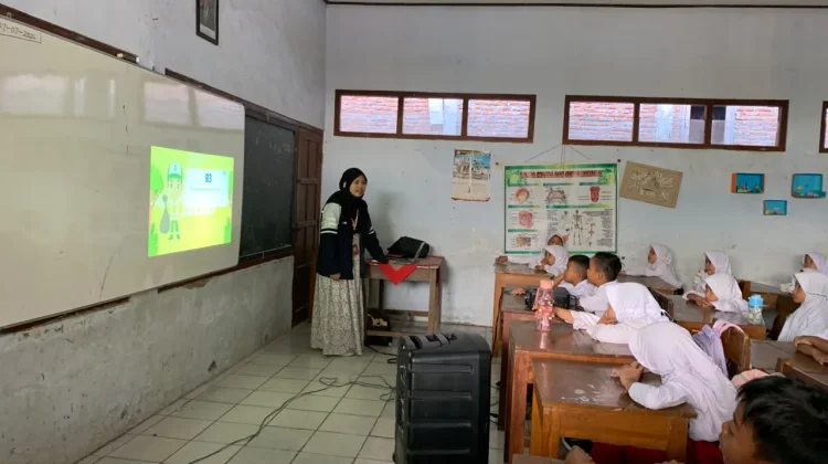 Kenali Sampah, KKN Undip Ajak Siswa SD Rejosari Belajar Memilah Lewat Video Edukasi