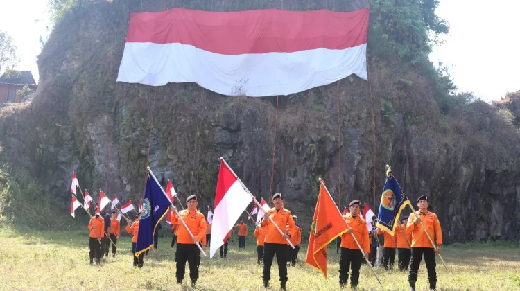 HUT ke-81 RI, SAR Semarang Kibarkan Bendera di Tebing Djaro Kendal