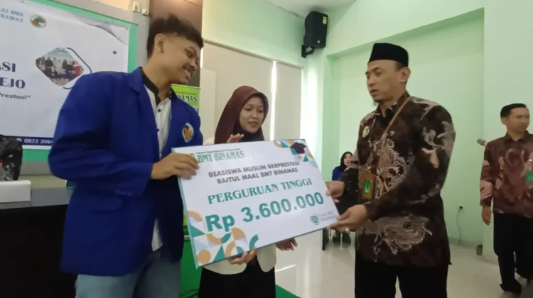 BMT Binamas Purworejo Gelontorkan Beasiswa ke 49 Pelajar dan Mahasiswa Duafa