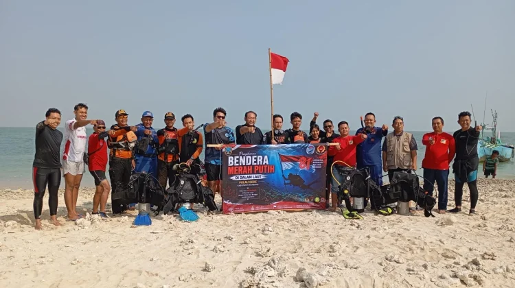 Merah Putih Berkibar Semarakkan HUT ke-81 RI di Pulau Gede Rembang dan Bawah Laut